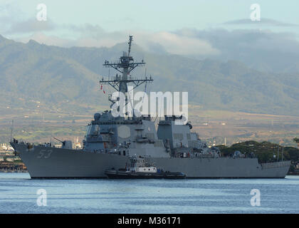 150727-N-ZK 021-002 Pearl Harbor (27. Juli 2015) Die geführte Anti-raketen-Zerstörer USS John Paul Jones (DDG53) fährt Joint Base Pearl-Harbor-Hickam für eine geplante im Gange. John Paul Jones ersetzt USS Lake Erie (CG70) in Hawaii als Abwehr ballistischer Flugkörper Test der Nation. (U.S. Marine Foto von Mass Communication Specialist 1. Klasse Nardel Gervacio/Freigegeben) USS John Paul Jones fährt Hawaii für eine geplante Laufende Nr. FIRMA PACOM Stockfoto