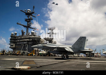 150801-N-EH 855-549 Gewässer in der Nähe von Hawaii (Aug. 1, 2015) Eine F/A-18E Super Hornet aus dem Königlichen Streitkolben von Strike Fighter Squadron (VFA) 27 bereitet eine verhaftet Landung auf dem Flugdeck der Nimitz-Klasse Flugzeugträger USS George Washington (CVN 73). George Washington und seine eingeschifft Air Wing, Carrier Air Wing (Cvw) 5, sind auf dem Weg einen Rumpf zu leiten - Swap mit der nimitz-Klasse Flugzeugträger USS Ronald Reagan (CVN 76) Nach sieben Jahren als die US Navy nur Vorwärts - bereitgestellt Flugzeugträger USS George Washington in Yokosuka, Japan. (U.S. Marine Foto von Massenkommunikation Sp Stockfoto