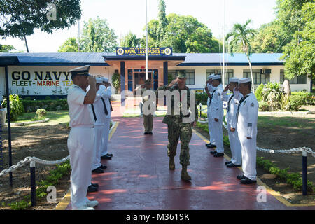 150806-M-RB 060-007 SAN FERNANDO CITY, Philippinen (Aug. 5, 2015) Kapitän James Meyer, Commodore der Task Force Forager grüßt philippinische Matrosen nach einem Treffen mit philippinischen Marine Kapitän Albert Mogol. Task Force Forager wird auf den Philippinen die Bereitstellung medizinischer und technischer Unterstützung. Task Force Forager, schiffte sich an Bord des Military Sealift Command joint high speed Schiff USNS Millinocket (Jhsv 3) ist als zweite Plattform für Pazifische Partnerschaft 2015, geführt von einer expeditionary Befehl Element von 30. der Marine Schiffbau Regiment (30 NCR) von Port Hueneme, Calif. Jetzt in Stockfoto