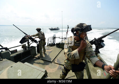 150806-N-FN 215-053 SURABAYA, Indonesien (Aug. 6, 2015) - INDONESISCHE "Kopaska "Naval Special Forces und U.S. Navy Sailors zu Küstengebieten Riverine Squadron (CRS) 3 Praxis kleines Boot Taktik und Manöver bei der während der Zusammenarbeit flott Bereitschaft und Weiterbildung (CARAT) Indonesien 2015 zugeordnet. In seinem 21. Jahr, CARAT ist eine jährliche bilaterale Übung Serie mit der US Navy, US Marine Corps und der bewaffneten Kräfte der neun Partner Nationen einschließlich, Bangladesch, Brunei, Kambodscha, Indonesien, Malaysia, den Philippinen, Singapur, Thailand, Timor-Leste. (U.S. Marine Foto von Mass Communication Specialist 1 Cl Stockfoto