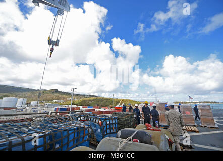 150811-N-KM 939-060 SAIPAN HAFEN, Saipan (Aug. 11, 2015) Segler aus den Amphibischen dock Landung Schiff USS Ashland (LSD 48) Offload Cargo auf die Pier während der Katastrophenhilfe in Saipan nach Taifun Soudelor. Ashland ist auf Patrouille in den USA 7 Flotte Bereich der Operationen. (U.S. Marine Foto von Mass Communication Specialist 3. Klasse David A. Cox/Freigegeben) Marinesoldaten und Matrosen Offload Cargo zur Unterstützung der Katastrophenhilfe in Saipan von # FIRMA PACOM Stockfoto