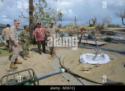 150811-N-PZ 223-038 GARAPAN, Saipan (Aug. 11, 2015) Oberstleutnant Eric Malinowski, Links, Verbindungsbeamte für die 31 Marine Expeditionary Unit (31 MEU), hintere Adm. Bette Bolivar, Kommandant der gemeinsamen Region Marianen, Nördliche Marianen Leutnant. Ralph Torres, und Maj. Joseph Montedoro Tour eine Wasser Distribution Center an der Garapan Angeln Becken. Marines vom 31. MEU sind Herstellung von Wasser für die Bewohner der Insel als Teil der Typhoon Soudelor Hilfsmaßnahmen. (U.S. Marine Foto von Mass Communication Specialist 3. Klasse Kristina D. Marshall / Freigegeben) Typhoon Hilfsmaßnahmen Unterwegs in Saipan von # FIRMA PACOM Stockfoto