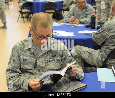 Air National Guard Flieger nehmen an der 2015 ANG Soldaten Leadership Symposium, Camp Dawson, W. Virginia, May 17-19, 2015. ELS ist konzipiert für Flieger aller Dienstgrade trugen zur beruflichen Entwicklung, die verwendet werden können, um besser die Flieger Karrieren zu erhöhen. (U.S. Air National Guard Foto von Master Sgt. David Eichaker/Freigegeben) ANG Soldaten Leadership Symposium 2015 durch den Befehl Leiter der Air National Guard Stockfoto