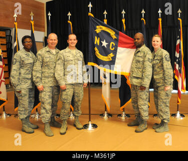 Chief Master Sgt. James Hotaling, command Chief Master Sergeant der Air National Guard, Haltungen mit North Carolina Air National Guard Flieger, die Teilnahme an der 2015 ANG Soldaten Leadership Symposium, Camp Dawson, W. Virginia, May 17-19, 2015. ELS ist konzipiert für Flieger aller Dienstgrade trugen zur beruflichen Entwicklung, die verwendet werden können, um besser die Flieger Karrieren zu erhöhen. (U.S. Air National Guard Foto von Master Sgt. David Eichaker/Freigegeben) Chief Master Sgt. James Hotaling, command Chief Master Sergeant der Air National Guard, Haltungen mit North Carolina Air National Guard Flieger, die wer Stockfoto