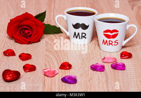 Valentines Tag Hintergrund mit zwei Kaffeetassen, Herz und Rose Blume Stockfoto