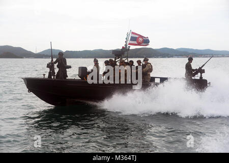 150827-N-FN 215-119 Sattahip, Thailand (Aug. 27, 2015) Segler an die in den Küstenzonen Riverine Squadron 4 zugeordnet und die Mitglieder der Royal Thai navy Riverine Patrol Regiment Conduct Training an Bord einer Special Operations Craft/Riverine (SOC/R) während der Zusammenarbeit flott Bereitschaft und Weiterbildung (Karat) Thailand 2015. In seinem 21. Jahr, CARAT ist eine jährliche bilaterale Übung Serie mit der US Navy, US Marine Corps und der bewaffneten Kräfte der neun Partner Nationen. (U.S. Marine Foto von Mass Communication Specialist 1. Klasse Joshua Scott/Freigegeben) uns und Thailändische Kräfte trainieren Sie in einem Special Operations Craft Riverine Du Stockfoto