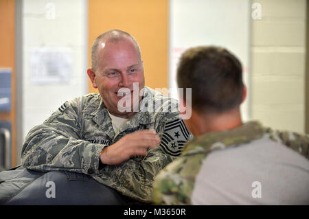 Air National Guard Chief Master Sgt. James W. Hotaling spricht mit Pararescue Jumper mit der 103 Rescue Squadron kurz vor seinem letzten Sprung von einer militärischen Flugzeugen über FS Gabreski ANG an Sept. 2, 2015. Bei seinem Besuch mit der 106 Rettung Flügel, Hotaling wird mit Junior und Senior treffen Soldaten Flieger ihre Bedürfnisse und die laufenden Ausgaben, die sie gegenüberstellen können zu diskutieren. Hotaling ist der 11 command Chief Master Sergeant, Air National Guard. Er stellt die höchste Stufe der Führung für die Air National Guard. Hotaling ist zuständig für Fragen, die die Er Stockfoto