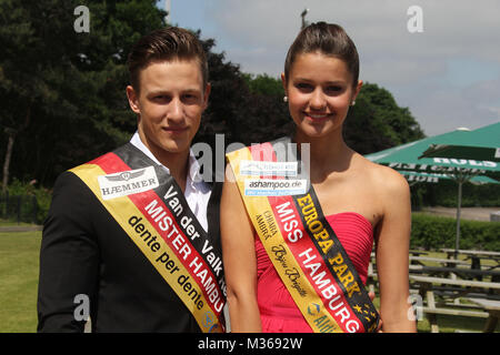 Jule Walkowiak (Miss Hamburg 2013), Dennis Koenke (Mister Hamburg 2013), Bild-Renntag auf der Trabrennbahn Bahrenfeld, Hamburg, 12.06.2013 Stockfoto