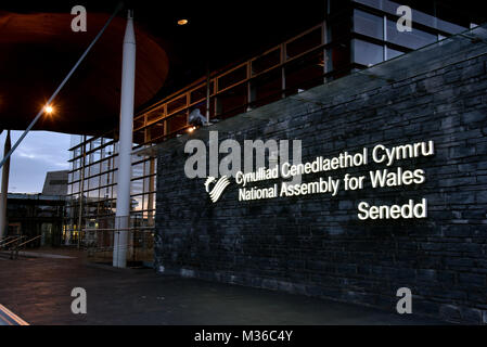 Nacht Bilder der Senedd, die Nationalversammlung für Wales und der Pier Head Gebäude, Cardiff Bay, South Wales Stockfoto