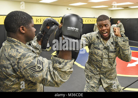 Louisiana der Air National Guard Staff Sgt. Keenan Spicer und Senior Airman Andre Holliday, sowohl mit den 159 Sicherheitskräfte Squadron, Praxis stanzen Techniken während eine defensive Taktik Klasse an der Pacific Regional Training Center auf der Andersen Air Force Base, Guam, 5. Juni 2016. (US Air National Guard Foto von MSgt. Toby M. Valadie) Louisiana, Mississippi, Wachen Zug gemeinsam in Guam 160605-Z-VU 198-139 durch Louisiana National Guard Stockfoto