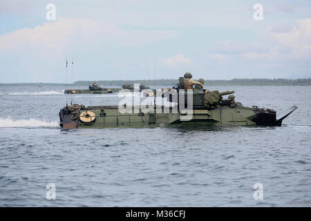 SOUTH CHINA SEA (7. Juni 2016) - US-Marines, die Landung Team 2 Bataillon zugeordnet, 2 Marines, leiten eine amphibische Übung mit Service Mitglieder der philippinischen Marine Corps. Der Service Mitglieder in eine Reihe von Klassen und Übungen mit den Marines und Matrosen an Bord der USS Ashland (LSD 48) zur Unterstützung der Übung die Zusammenarbeit flott Bereitschaft und Ausbildung teilgenommen haben. CARAT ist eine Reihe von jährlichen, bilaterale Seeverkehrsabkommen zwischen der US Navy, US Marine Corps und der bewaffneten Kräfte der neun Partner Nationen Bangladesch, Brunei, Indonesien, Kambodscha, Malaysia, Singap zu gehören Stockfoto