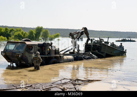 Texas Armee Nationalgarde von der 551St Multi Role Bridge Company (MRBC) arbeiten zusammen Boote in den See zu laden als Teil einer ersten Multinationalen (USA/Tschechische Republik) Holzfäller Fluss Übung, Juni 21, 2016, Fort Hood, Texas. Während der Übung, Service für Mitglieder von der Texas National Guards 386 Ingenieur Bataillon, 551St MRBC, und die Tschechische Republik eine nasse Lücke Kreuzung führen militärische Fahrzeuge für den Transport über See Belton. (U.S. Army National Guard Foto von Sgt. Elizabeth Pena/Freigegeben) 160621-Z-EP 075-022 von Texas militärische Abteilung Stockfoto