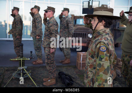 Us-Marines und der Australischen Armee Kadetten salute für das Abspielen der Nationalhymnen bei einem Open House am zentralen Oval in Port Augusta, South Australia, Australien, 24. Juni 2016. Marine Drehkraft - Darwin und der Australischen Armee eingeladen, die in der Gemeinschaft zum Aufbau von Beziehungen und Showcase militärische Ausrüstung werden Sie während der Übung Hamel. Übung Hamel ist eine trilaterale Übung mit Australien, Neuseeland, und US-Streitkräfte zu Zusammenarbeit, Vertrauen und Freundschaft. Die Marines sind mit 1 Bataillon, 1. Marine Regiment, MRF-D. (U.S. Marine Corps phot Stockfoto