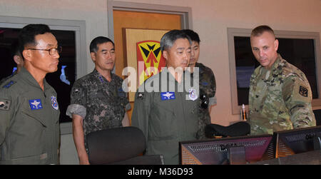 Generalleutnant Wang Keun Lee, Mitte, Commander, Republik Korea Air Force Operations und Mitglieder seines Personals folgen, Oberst Markus Holler, Commander, 35th Air Defense Artillery Brigade, führt Sie durch den Befehl und Funktionen kurz in die Brigade Operations Center, Osan Flughafen, Südkorea, 28. Juni 2016. Eine Tour der Brigade Operation Center von # FIRMA PACOM Stockfoto