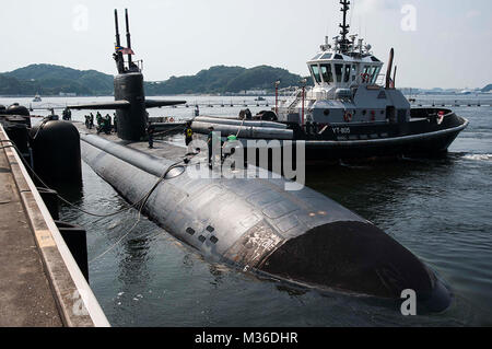 160712-N-ED 185-022 FLOTTE AKTIVITÄTEN Yokosuka, Japan (12. Juli 2016) - die Los Angeles-Klasse Angriffs-U-Boot USS Key West (SSN722) bereitet auf Flotte Aktivitäten Yokosuka festmachen. Key West ist zu Besuch in Yokosuka für einen Hafen besuchen. U.S. Navy port Besuche stellen eine wichtige Gelegenheit, Stabilität und Sicherheit in der Indo-Asia zu fördern - Pazifik Region, Engagement für die regionale Partner und fördern die Beziehungen zu demonstrieren. (U.S. Marine Foto von Mass Communication Specialist 2. Klasse Brian G. Reynolds/Freigegeben) USS Key West besuche Yokosuka, Japan während der WESTPAC Bereitstellung von # FIRMA PACOM Stockfoto