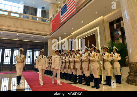 160718-N-bei 895-001 BEIJING (18 Juli 2016) Leiter der Naval Operations (CNO) Adm. John Richardson trifft sich mit Adm. Wu Shengli, Kommandant der Volksbefreiungsarmee Marine (Plan), auf den Plan Hauptsitz in Peking. Richardson ist auf eine mehrtägige Reise nach China mit seinem Gegenstück zu und Tour zu den chinesischen Nordsee Flotte in Qingdao. Das Ziel des Projekts ist es, das gegenseitige Verständnis zu verbessern und professionelle Interaktion zwischen den beiden Marinen fördern. (U.S. Marine Foto von Mass Communication Specialist 1. Klasse Nathan Laird/Freigegeben) CNO trifft sich mit der Chinesischen Marine Commander in Peking Stockfoto