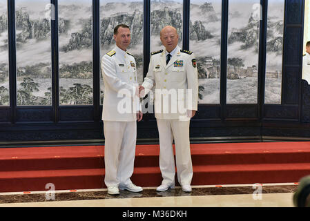 160718-N-bei 895-001 BEIJING (18 Juli 2016) Leiter der Naval Operations (CNO) Adm. John Richardson trifft sich mit Adm. Wu Shengli, Kommandant der Volksbefreiungsarmee Marine (Plan), auf den Plan Hauptsitz in Peking. Richardson ist auf eine mehrtägige Reise nach China mit seinem Gegenstück zu und Tour zu den chinesischen Nordsee Flotte in Qingdao. Das Ziel des Projekts ist es, das gegenseitige Verständnis zu verbessern und professionelle Interaktion zwischen den beiden Marinen fördern. (U.S. Marine Foto von Mass Communication Specialist 1. Klasse Nathan Laird/Freigegeben) CNO und chinesische Marine Commander treffen in Peking durch Stockfoto