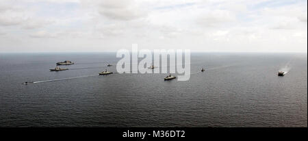160727-N-SU 278-033 AUF SEE (27 Juli 2016) - Schiffe der U.S. Navy und der Republik Singapur Marine (RSN) Dampf in der Ausbildung zum Abschluss der - auf See - Phase des 22. jährlichen Zusammenarbeit flott Bereitschaft und Weiterbildung (CARAT) Singapur Übung zum 27. Juli. CARAT ist eine Reihe von jährlichen maritime execises zwischen der US Navy, US Marine Corps und der bewaffneten Kräfte der neun Partner Nationen Bangladesch, Brunei, Kambodscha, Indonesien, Malaysia, den Philippinen, Singapur, Thailand, und Timor-Leste. (U.S. Marine Foto von Masse Communicaitons Specialist 2. Klasse wird Gaskill/freigegeben) USA, Stockfoto