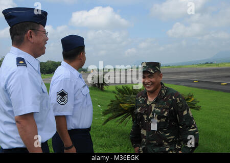 Us Air Force Maj. Colin Yoshimitsu, Mission crew Befehlshaber der Luftverteidigung 169th Squadron und Master Sgt. Joseph Salvador, Lademeister, 204 Air Lift Squadron Tour der Landebahn in Basa Air Base, Philippinen mit Philippine Air Force Maj Generoso Bautista während einer Partnerschaft Programm Experte Exchange 22.08.2016. Die Partnerschaft Programm ist ein Programm, das der National Guard links National Guard ist ein Zustand mit einem Partnerland zu helfen, Kapazität und Sicherheit, Zusammenarbeit aufbauen. (U.S. Air National Guard Foto von älteren Flieger Orlando Corpuz/Freigegeben) 160822-Z-PW 099-026 von Hawa Stockfoto