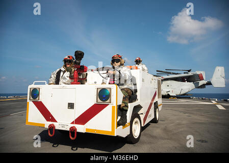 160822-N-WF 272-034 philippinischen Meer (Aug. 22, 2016) der Luftfahrt Bootsmann Mate (Handling) 3. Klasse Thomas Nichols (rechts), von Denison, Texas, der Luftfahrt Bootsmann Mate (Handling) 3. Klasse Samuel Holladay (links) von Cartesville, Ga. und Flieger Nicholas Sanfilippo, von Waukesha, Wis., Stand-by im Notfall als Teil der Crash und Bergung Team während der flugbetrieb an Bord amphibisches Schiff USS BONHOMME RICHARD (LHD6). Bonhomme Richard, dem Flaggschiff der Bonhomme Richard Expeditionary Strike Group, ist in den USA der 7. Flotte Bereich für Maßnahmen zur Erhöhung der Sicherheit Stockfoto