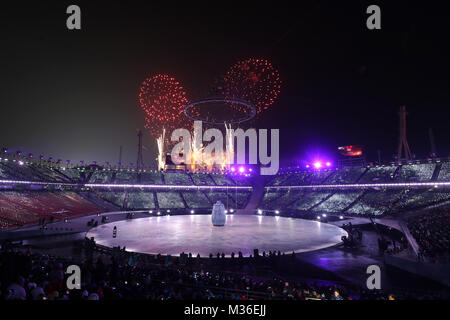 Eine allgemeine Ansicht von Feuerwerkskörpern während der Eröffnungsfeier der Olympischen Spiele 2018 PyeongChang am Olympiastadion PyeongChang in Südkorea. PRESS ASSOCIATION Foto. Bild Datum: Freitag, 9. Februar 2018. Siehe PA Geschichte olympischen Zeremonie. Foto: David Davies/PA-Kabel. Einschränkungen: Nur für den redaktionellen Gebrauch bestimmt. Keine kommerzielle Nutzung Stockfoto