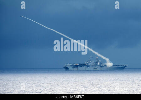 160918-N-BB269-036 PHILIPPINENSEE (18. September 2016) der Wasp-Klasse amphibische Angriff Schiff USS Bonhomme Richard (LHD-6) Brände eine Sea Sparrow-Rakete während einer Rakete Übung Valiant Shield 2016. Valiant Shield 16 ist eine Biennale, nur in den USA, Feld-Übung (FTX) mit einem Schwerpunkt auf Integration der gemeinsamen Ausbildung unter den US-Streitkräften. Germantown, Bestandteil der Bonhomme Richard Expeditionary Strike Group mit eingeschifften 31. Marine Expeditionary Unit, partizipiert an Valiant Shield in Marine Integration und gemeinsame Funktionen im Falle von Konflikten, Kontingenz oder Dis zu erhöhen Stockfoto