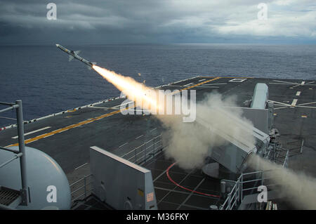 160918-N-WF 272-021 philippinischen Meer (bis 30. 18, 2016) Amphibisches Schiff USS BONHOMME RICHARD (LHD 6) Brände ein NATO Sea Sparrow flarak eine ferngesteuerte Drohne abzufangen als Teil der Valiant Shield 2016 (VS 16). VS16 ist ein Biennale, USA - nur, Field Training übung (Ftx) mit dem Fokus auf die Integration der gemeinsamen Ausbildung der US-Streitkräfte. Diese Ausbildung ermöglicht reale Kenntnisse bei der Aufrechterhaltung der gemeinsamen Kräfte durch Erfassung, Ortung, Verfolgung und ansprechende Einheit auf See, in der Luft, an Land und im Cyberspace als Reaktion auf eine Reihe von Einsatzgebieten. Bonhomme Richard, Flaggschiff Stockfoto