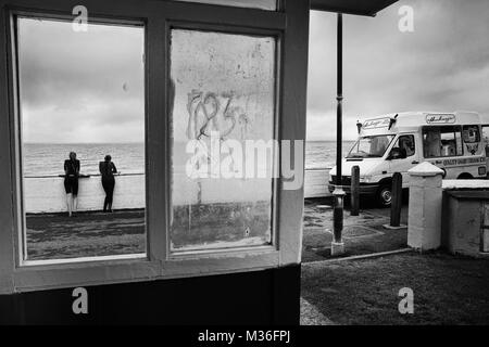 Schwarze und weiße Straße Foto: Blick vom Tierheim auf der Esplanade in Westward Ho!, Devon, Großbritannien Stockfoto