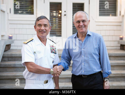 160923-N-DX 698-130 JOINT BASE Pearl Harbor - HICKAM (Sept. 23, 2016) Oberbefehlshaber der US Pacific Command, Adm. Harry B. Harris, bewirtete ein abendempfang Premierminister von Australien, Malcolm Turnbull begrüßen zu dürfen. Turnbull gestoppt in Hawaii als Teil seiner Rückreise von den Vereinten Nationen und in Washington D.C. strategische Prioritäten und Herausforderungen in der Indo-Asia zu diskutieren - Pazifik Region. (U.S. Marine Foto von Mass Communication Specialist 1. Klasse Jay M. Chu/Freigegeben) Adm. Harris Willkommen Premierminister von Australien Malcolm Turnbull durch # FIRMA PACOM Stockfoto