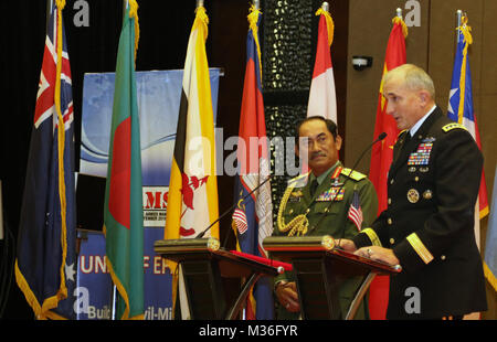 Gen. Robert B. Braun, Commander, U.S. Army Pacific, gibt Willkommen Erläuterungen während der Eröffnungsfeier für PAMS 2016, in Kuala Lumpur, Malaysia, Sept. 26. PAMS ist eine jährliche multinationalen militärischen Seminar bietet ein Forum für leitende Masse Kraft Offiziere aus regionalen Bodentruppen und Sicherheitskräfte zu treffen, auszutauschen und professionellen militärischen Themen diskutieren. Das diesjährige Thema ist "Einheitlichkeit der Aufwand: Gebäude Zivil-militärische Partnerschaften zur Bekämpfung des gewalttätigen Extremismus." Dieses Seminar markiert den 40. Iteration von PAMS. (U.S. Armee Foto: Staff Sgt. Brandon McIntosh) Pacific Armeen verwalten Stockfoto