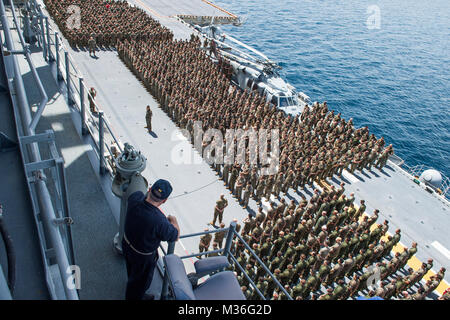 160927-N-JS 726-184 philippinischen Meer (27. September 2016) begannen die Marines mit 31 Marine Expeditionary Unit Zusammenbau auf dem Flugdeck des Amphibious Assault ship USS BONHOMME RICHARD (LHD6). Bonhomme Richard, dem Flaggschiff der Bonhomme Richard Expeditionary Strike Group, ist die in die Philippinische See, Sicherheit und Stabilität in der Indo-Asia Pacific Region zu unterstützen. (U.S. Marine Foto von Mass Communication Specialist 1. Klasse David Holmes/Freigegeben) 31 Marine Expeditionary Unit, Bonhomme Richard Expeditionary Strike Group transit philippinischen Meer von # FIRMA PACOM Stockfoto