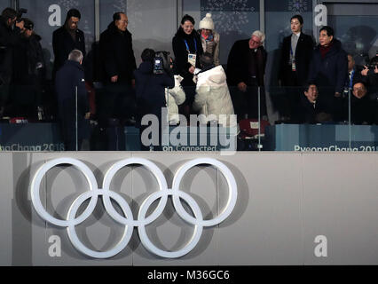 Südkoreanischen Präsidenten Moon Jae (Mitte) schüttelt Hände Nordkoreas Kim Yo-jong (die Schwester der nordkoreanische Führer Kim Jong-un) mit während der Eröffnungsfeier der Olympischen Spiele 2018 PyeongChang am Olympiastadion PyeongChang in Südkorea. Stockfoto