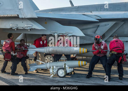 161005-N-OI 810-150 philippinischen Meer (Okt. 2010) 5, 2016) Segler laden ein MK82/BLU 111 500-Pfund Bombe auf eine F/A-18E Super Hornet auf die "Adler" von Strike Fighter Squadron (VFA) 115 auf dem Flugdeck der Marine nur Vorwärts - bereitgestellt Flugzeugträger, die USS Ronald Reagan (CVN 76). Der MK-80-Serie allgemeine Bombe Familie wurde in den späten 1940 s und hat den Standard Air-Bombe für die Dienste seit. Die Bombe Familie ist darauf ausgelegt, zu sprengen und Fragmentierung Effekte bieten und wird ausführlich in einer Reihe von Konfigurationen verwendet, einschließlich Laser - geführte Stockfoto