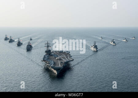 161014-N-OI 810-173 Gewässer, DIE DIE KOREANISCHE HALBINSEL (Okt. 2010) 14, 2016) Die Marine nur Vorwärts - bereitgestellt Flugzeugträger USS Ronald Reagan (CVN 76), Dämpfe, die sich in der Ausbildung mit Schiffen von Carrier Strike Group (CSG 5) und die Marine der Republik Korea (ROKN) während der Übung unbesiegbaren Geist. Unbesiegbaren Geist ist eine bilaterale Übung mit dem ROKN in den Gewässern in der Nähe der koreanischen Halbinsel durchgeführt, bestehend aus Routine Maßnahmen zur Erhöhung der maritimen Counter - Spezielle operative Kräfte und maritimen. Ronald Reagan ist auf Patrouille mit CSG 5 Unterstützung der Sicherheit und Stabilität Stockfoto