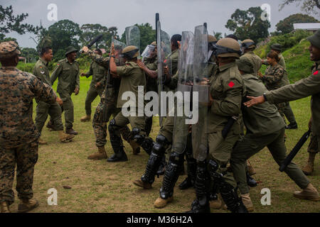 Us-Marines mit Task Force Koa Moana16-4 und Service Mitglieder mit der Republik Fidschi Streitkräfte, die Wirksamkeit der Riot Shield Formationen, während nicht-tödliche Ausbildung in Suva, Fidschi, 17. Okt. 2016. Übung Koa Moana zielt darauf ab, die Interoperabilität mit der RFMF zu verbessern, militärische erhöhen die militärischen Beziehungen, und Aussetzen des US Marine Corps Kräfte auf die verschiedenen Typen von Gelände für Vertrautheit im Falle von Naturkatastrophen in der Region. (U.S. Marine Corps Foto von Sgt. Tony Simmons/Freigegeben) Task Force Koa Moana, Republik Fidschi Kräfte teilen Non-Lethal Techniken durch # FIRMA PACOM Stockfoto