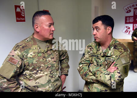 Air Force Chief Master Sgt. Mitchell Pinsel, Senior Advisor der Chef der National Guard Bureau angeworben, Gespräche mit dem Soldaten, der während einer Thanksgiving Day Truppenbesuch, Kandahar, Afghanistan, Nov. 24, 2016. (U.S. Army National Guard Foto von Sgt. 1. Klasse Jim Greenhill)161124 - Z - DZ 751-658 von Texas militärische Abteilung Stockfoto