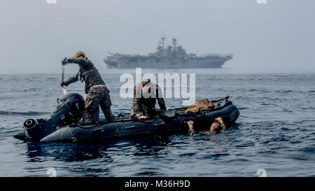 Am Meer, im Indischen Ozean (28. November 2016) Marines mit dem Maritimen Raid Kraft erhalten in einem Kampf Gummi Streifzüge Handwerk nach dem Sprung in den Ozean aus der CH-53E Super Stallion während einer helocast Ausbildung Evolution in der Nähe der USS Makin Island (LHD 8) flott in den Indischen Ozean, Nov. 28, 2016. Mit einem Crrc ermöglicht Aufklärung Teams schnell und leise Einfügen auf einen Brückenkopf. Die Marines sind mit der 11 Marine Expeditionary Unit. (U.S. Marine Corps Foto von Lance Cpl. Brandon Maldonado/Freigegeben) 11. MEU führt helocast Training mit Gummi raid-Handwerk von # FIRMA PACOM Stockfoto