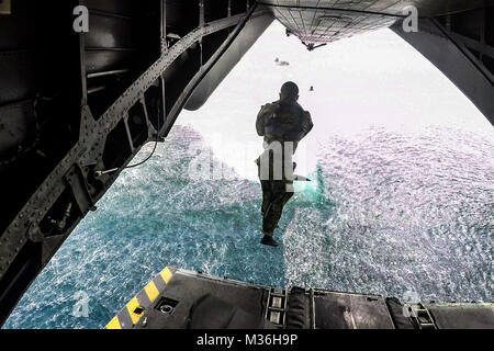 Am Meer, im Indischen Ozean (November 28, 2016) ein Marine mit der maritimen Raid-Kraft, 11 Marine Expeditionary Unit, springt aus der CH-53E Super Stallion während helocast Training durchgeführt in der Nähe der USS Makin Island (LHD 8) Während flott in den Indischen Ozean, Nov. 28, 2016. Helocasting ermöglicht eine amphibische Kraft, um ein Flugzeug zu verwenden, um lange Strecken zurücklegen und dann in ein Gewässer, in denen das Gerät an ein Ziel weiter einsetzen, oft mit Combat Gummi überfällt, Kunsthandwerk. (U.S. Marine Corps Foto von Cpl. Devan K. Gowans/Freigegeben) amphibische Marines - komfortabel auf dem Luft-, Land und Meer durch Stockfoto