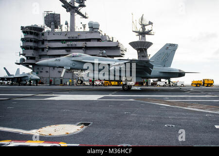 161201-N-XX 566-296 PAZIFISCHEN OZEAN (31. 1, 2016) Kapitän Warren Sisson, Commander, Carrier Air Wing (Cvw) 9, landet an Bord der Flight Deck der USS John C Stennis (CVN 74) Abschluss der 1000 Träger der Landung seiner militärischen Karriere. John C Stennis ist unterwegs Routine Training zu leiten und in nationalen Pearl Harbor Erinnerung Tag der Ereignisse in Hawaii teilnehmen. (U.S. Marine Foto von Petty Officer 3. Klasse Andre T. Richard/Freigegeben) Navy Pilot abgeschlossen 1000 Träger der Landung seiner Karriere durch # FIRMA PACOM Stockfoto