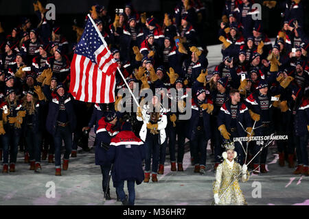 Vereinigte Staaten von Amerika Fahnenträger Erin Hamlin führt ihr Team während der Eröffnungsfeier der Olympischen Spiele 2018 PyeongChang am Olympiastadion PyeongChang in Südkorea. Stockfoto