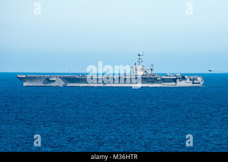 161213-N-EN 247-189 PAZIFISCHEN OZEAN (31. 13, 2016) Eine F/A-18 Super Hornet zu Carrier Air Wing (Cvw) 9 landet auf der Nimitz-Klasse Flugzeugträger USS John C Stennis (CVN 74) während der Träger Qualifikationen zugewiesen. John C Stennis ist unterwegs Routine Ausbildung in der dritten Flotte Verantwortungsbereich durchzuführen. (U.S. Marine Foto von Petty Officer 3. Klasse Alexander S. Akre/Freigegeben) USS John C Stennis führt carrier Qualifikationen mit F A-18 Super Hornets von # FIRMA PACOM Stockfoto