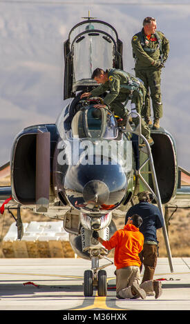 Der letzte aktive-duty Air Force Pilot die McDonnell Douglas F-4 Phantom II, Oberstleutnant Ron 'Elvis' König der 82nd Aerial Target Squadron Loslösung 1 kehrt aus einer Probe für die endgültige militärische Flug der storied Flugzeuge Holloman AFB, N.M., Dez. 16, 2016 zu fliegen. Die F-4 Phantom II der US Air Force bestand im Jahr 1963 und war die erste multi-rolle Flugzeug der USAF in den 60er und 70er Jahren. Die F-4 flog Bombenangriffe, Combat Air Patrol, fighter Escort, Aufklärung und die berühmten Wild Weasel Flugabwehrrakete Unterdrückung Missionen. Die letzte Variante der Phantom II Stockfoto
