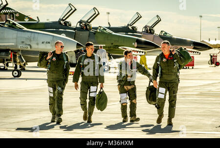Von rechts, der letzte aktive-duty Air Force Pilot die McDonnell Douglas F-4 Phantom II, Oberstleutnant Ron 'Elvis' König der 82nd Aerial Target Squadron Loslösung 1, Oberstleutnant (Ret) Jim ÒWAMÓ Harkins, Oberstleutnant Mike 'schmutziger' Driscoll und Oberst Ryan's hooter' Craycraft zurück in die flightline Holloman AFB, N.M., Dez. 16, 2016 zu fliegen. Die F-4 Phantom II der US Air Force bestand im Jahr 1963 und war die erste multi-rolle Flugzeug der USAF in den 60er und 70er Jahren. Die F-4 flog Bombenangriffe, Combat Air Patrol, fighter Escort, Aufklärung und die berühmten Wild Weasel Flugabwehrrakete Stockfoto