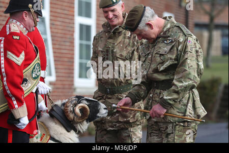 Der Prinz von Wales (rechts) bei bulford Camp in Salisbury bei einem Besuch in der ersten Bataillon der Mercian Regiment zu 10 Jahre als Oberst Mark-in-Chief und 40 Jahre seit dem Werden Oberst-in-chief des Cheshire Regiment. Stockfoto