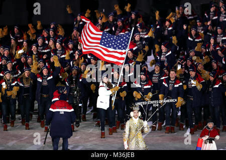 Vereinigte Staaten von Amerika Fahnenträger Erin Hamlin führt ihr Team während der Eröffnungsfeier der Olympischen Spiele 2018 PyeongChang am Olympiastadion PyeongChang in Südkorea. Stockfoto