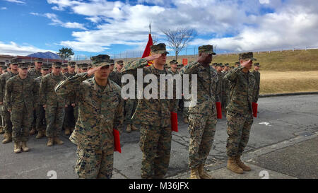 Vier US-Marines erhalten Marine Leistung Medaillen während ein Bataillon Bildung Jan. 9, 2017, an Bord der Kombinierten Waffen Training Center Camp Fuji, Japan, für ihren instinktiven Reaktion, wenn ein Fahrzeug mit fünf Passagiere fiel vom fünften Geschichte von einem Parkhaus in Kamakura, eine Stadt im Großraum Tokio, 31.12.2016. Nachdem die Marines auf Szene angekommen, die Gruppe drehte das Auto, um die Passagiere vor japanischen Emergency Medical Services Anreisen zu entfernen. Die Marines sind Gewehrschützen des 3.BATAILLON zugeordnet, 1 Marine Regiment und Vorwärts- 3. Marine Division eingesetzt, III Marine Stockfoto