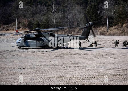 170125-N-WT 427-055 POHANG, Republik Korea (Jan. 25, 2017) Republik Korea (ROK) Marines ROK 1 Recon Battalion Ausfahrt zugeordnet einem MH-53E Sea Dragon an die Vordenker des Hubschraubers Mine Gegenmaßnahmen Squadron (HM) 14 zugewiesen, Loslösung 2 A. HM-14 ist die Unterstützung der ROK 1 Recon Battalion bei kaltem Wetter Ausbildungsmaßnahmen. HM-14 unterhält ein weltweites 72-Stunden airborne Mine Countermeasure (AMCM) eine schnelle Bereitstellung, eine der beiden Flugzeuge vorwärts bereitgestellt AMCM und vertikale onboard Lieferfähigkeit in der 7.Flotte Verantwortungsbereich. (U.S. Marine Foto von Mass Communication Specialist 2 Clas Stockfoto