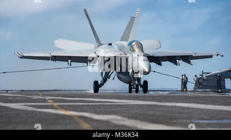 170130-N-BL 637-129 PAZIFISCHEN OZEAN (Jan. 30, 2017) Eine F/A-18E Super Hornet aus dem "goldenen Drachen" von Strike Fighter Squadron (VFA) 192 macht einen verhaftet Landung auf dem Flugzeugträger USS Carl Vinson (CVN 70) Flight Deck. Die Carl Vinson Carrier Strike Group ist in regelmäßigen Western Pacific Bereitstellung als Teil der US-Pazifikflotte-Initiative die Befehls- und Steuerfunktionen der USA 3 Flotte zu erweitern. Us Navy Flugzeugträger Streik Gruppen haben die Indo-Asia - Pazifik regelmäßig und routinemäßig Seit mehr als 70 Jahren patrouillierte. (U.S. Marine Foto von Massenkommunikation Besondere Stockfoto
