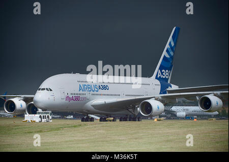 Airbus A380 auf dem Rollfeld gegen dunkle graue Himmel auf der Farnborough International Airshow, bevor ein Sturm bricht. Stockfoto