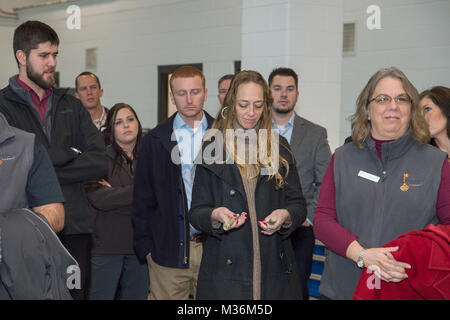 Mitglieder der Führung Johnson County und Führung Sheridan County Klasse der Tour 2017 der Motor Shop nach Erhalt Feb 2, 2017 Ein Briefing von Wyoming National Guard Führer in Cheyenne, Wyoming. Handelskammern aus um Wyoming senden angehende Führungskräfte zu Cheyenne über die Aufgabe des Wyoming National Guard und ihre wirtschaftlichen Auswirkungen auf die Gemeinschaft zu erfahren. (U.S. Air National Guard Foto von Senior Master Sgt. Charles Delano/Freigegeben) 170202-Z-PA 223-004 durch wyoguard Stockfoto